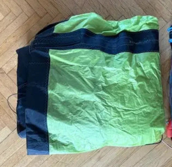 Begagnad Kite Airush 12 m2 inklusive bom, perfekt för nybörjare