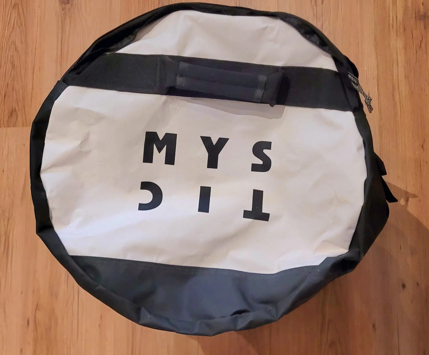 mystic-dark-tech-2023-duffelbag-DTS-120L-svart-gavel-kiteboardcenter-kite-och-wingbutiken