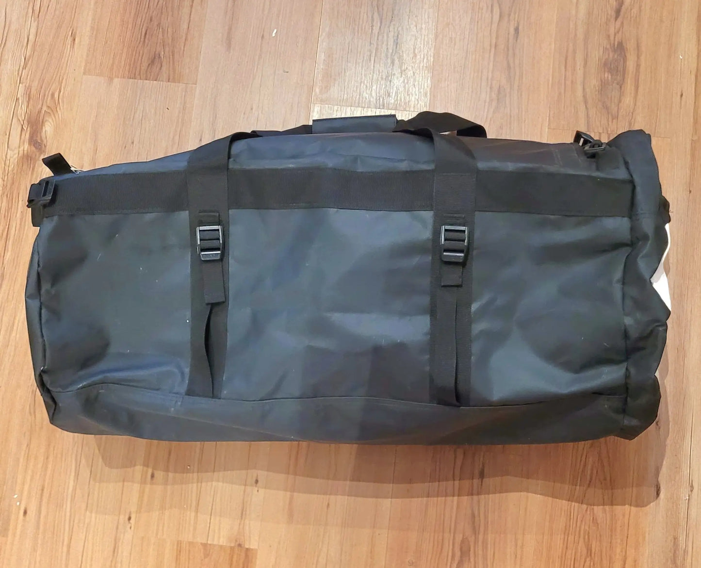 mystic-dark-tech-2023-duffelbag-DTS-120L-vit-sida-kiteboardcenter-kite-och-wingbutiken