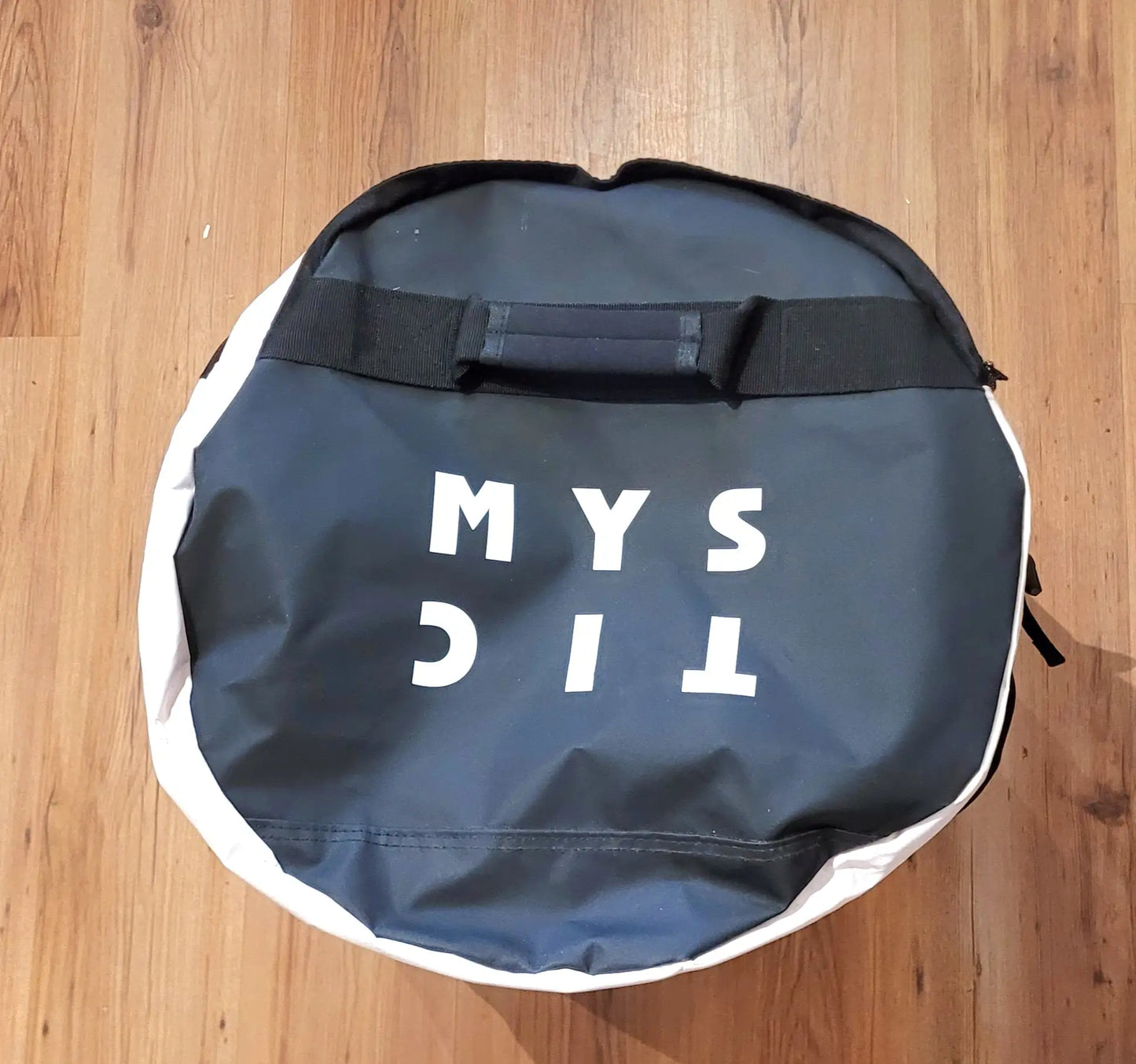 mystic-dark-tech-2023-duffelbag-DTS-120L-vit-gavel-kiteboardcenter-kite-och-wingbutiken