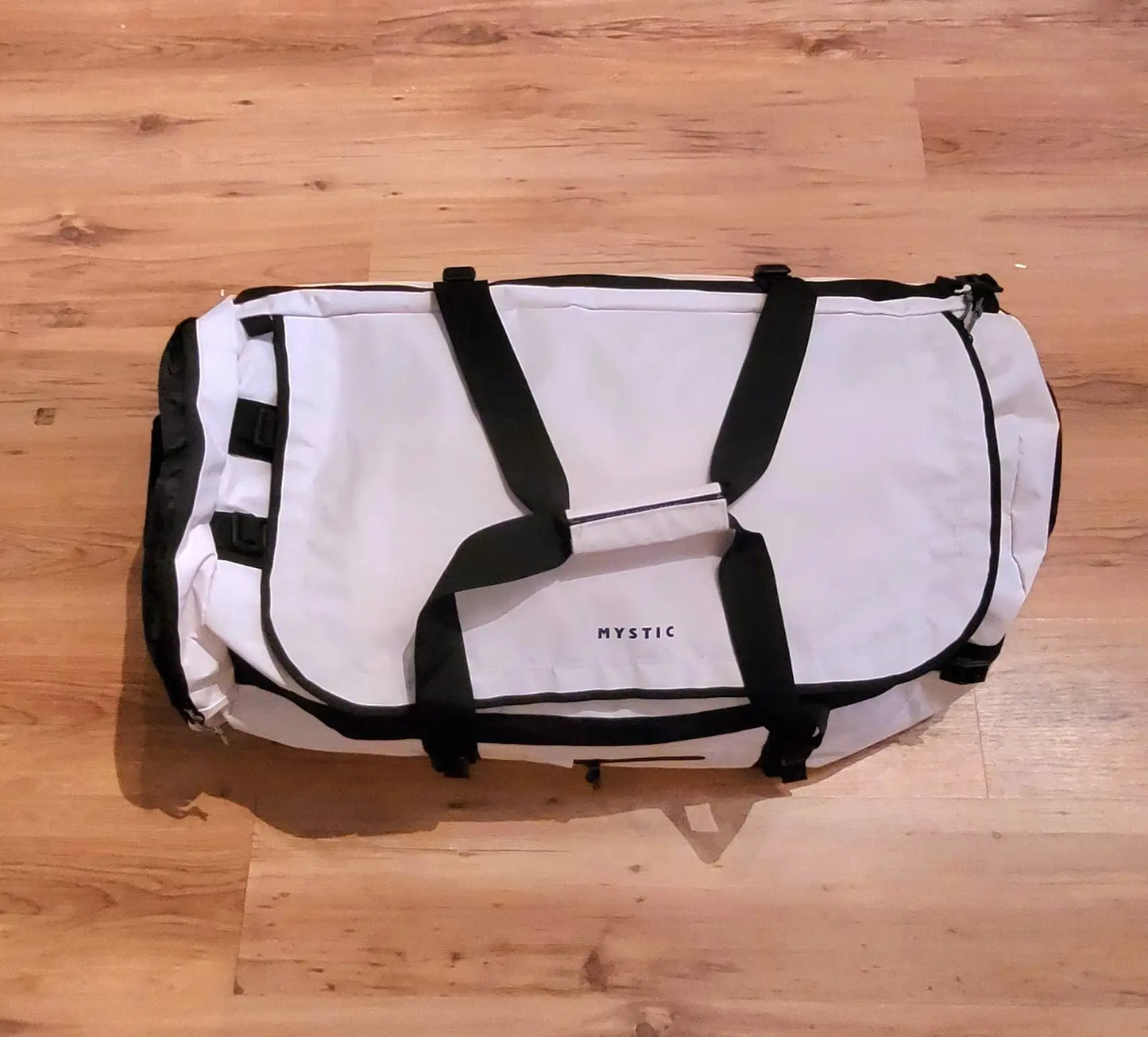 mystic-dark-tech-2023-duffelbag-DTS-120L-vit-ovansida-kiteboardcenter-kite-och-wingbutiken