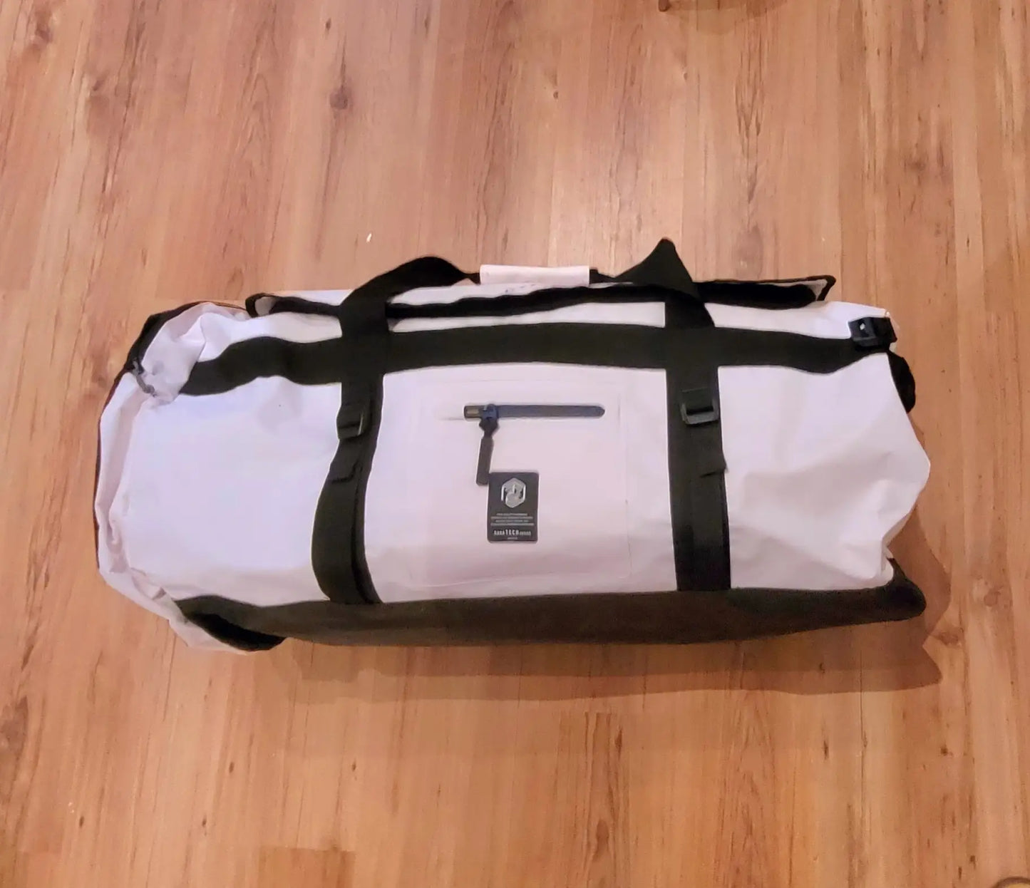 mystic-dark-tech-2023-duffelbag-DTS-120L-vit-sida-kiteboardcenter-kite-och-wingbutiken