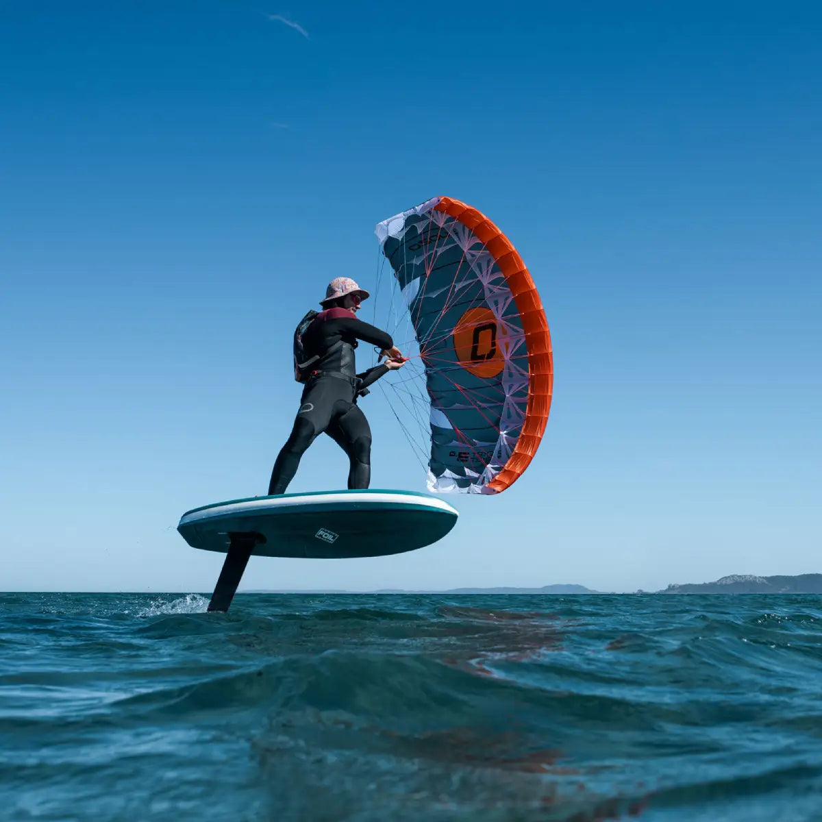 Parawing wingfoil surfare med nya Ozone Pocket Rocket V2 surfar över vattnet
