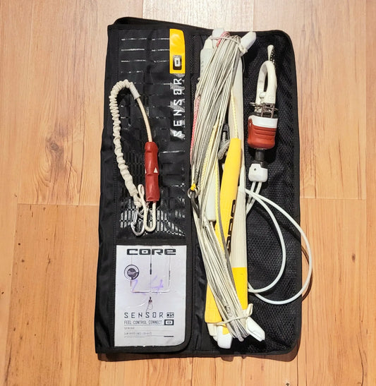 core-sensor-3-s-bom-i-bra-bruks-skick-Full-bild-med-leash-1-kiteboardcenter-kite-och-wingbutiken