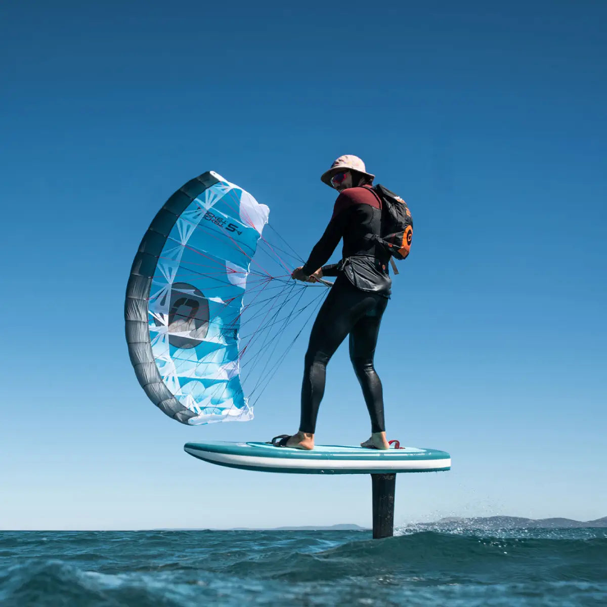 Parawing surfare wingfoil med nya Ozone Pocket Rocket V2 flyger över vattnet