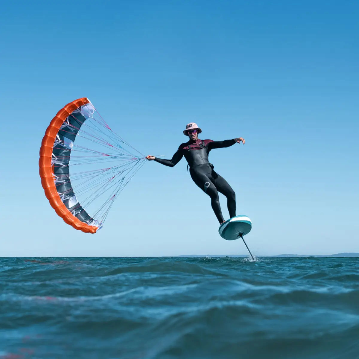 Parawing wingfoil surfare med nya Ozone Pocket Rocket V2 surfar över vattnet